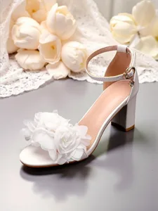 sandales-a-talons-compenses-ornees-de-fl-blanche-1