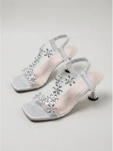 sandales-a-talons-hauts-argentees-a-stra-argent-1