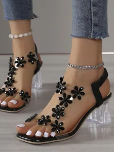 sandales-a-talons-transparents-ornees-de-noir-4