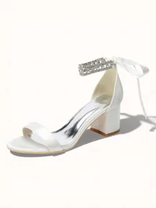 sandales-argentees-a-talons-carres-pour-ivoire-5