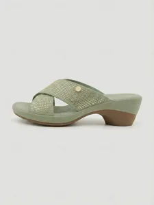 sandales-compensees-a-brides-croisees-et-default-5