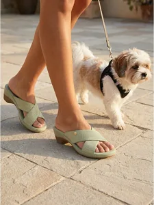 sandales-compensees-a-brides-croisees-et-default-7