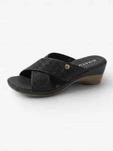 sandales-compensees-a-brides-croisees-et-noir-11