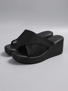 sandales-compensees-beiges-a-brides-croi-noir-7