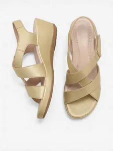 sandales-compensees-dorees-pour-femmes-a-default-2