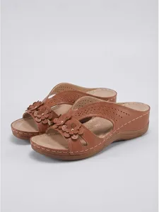 sandales-compensees-elegantes-a-decoupes-brun-claire-9