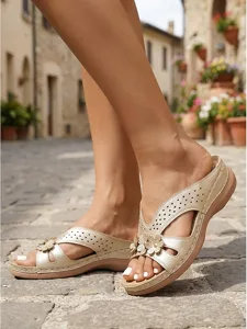sandales-compensees-elegantes-a-decoupes-default-1