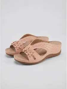 sandales-compensees-elegantes-a-decoupes-rose-clair-10