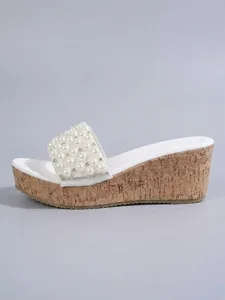 sandales-compensees-elegantes-pour-femme-blanche-9