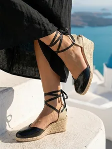 sandales-compensees-noires-classiques-a-default-2