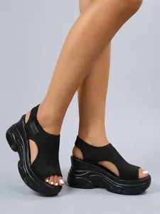 sandales-compensees-noires-tendance-pour-default-6
