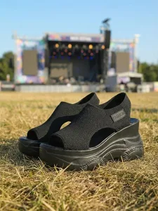 sandales-compensees-noires-tendance-pour-default-8
