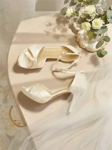sandales-elegantes-a-talons-hauts-et-bou-default-5