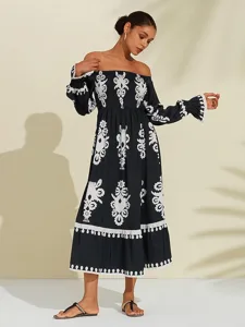 schulterfreies-midikleid-mit-geometrisch-default-2
