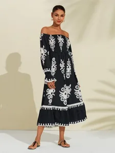 schulterfreies-midikleid-mit-geometrisch-default-4