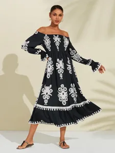schulterfreies-midikleid-mit-geometrisch-schwarz-1